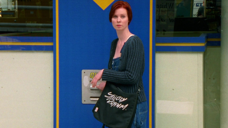 Strictly Rhythm Music Label Bag of Cynthia Nixon as Miranda Hobbes in Sex and the City S01E11 TV Show 1998 (1)
