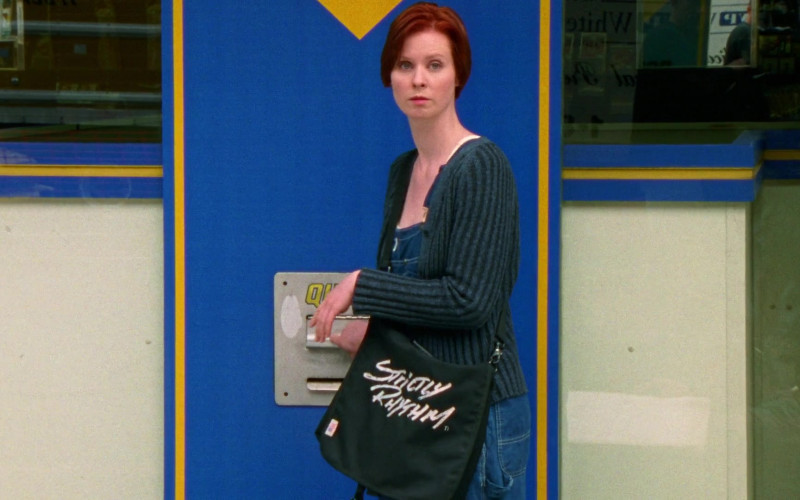Strictly Rhythm Music Label Bag of Cynthia Nixon as Miranda Hobbes in Sex and the City S01E11 TV Show 1998 (1)