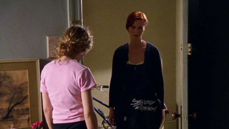 Strictly Rhythm Music Label Bag of Cynthia Nixon as Miranda Hobbes in Sex and the City S01E11 TV Show 1998 (2)