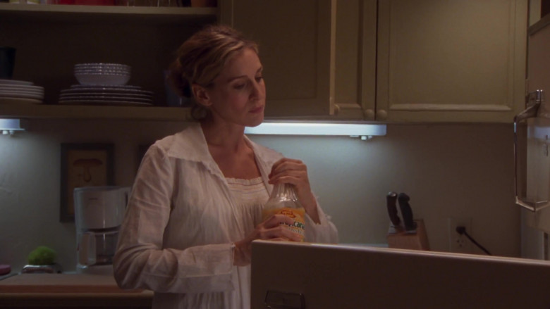 Tropicana Juice of Sarah Jessica Parker as Carrie Bradshaw in Sex and the City S05E08 I Love a Charade (2002)