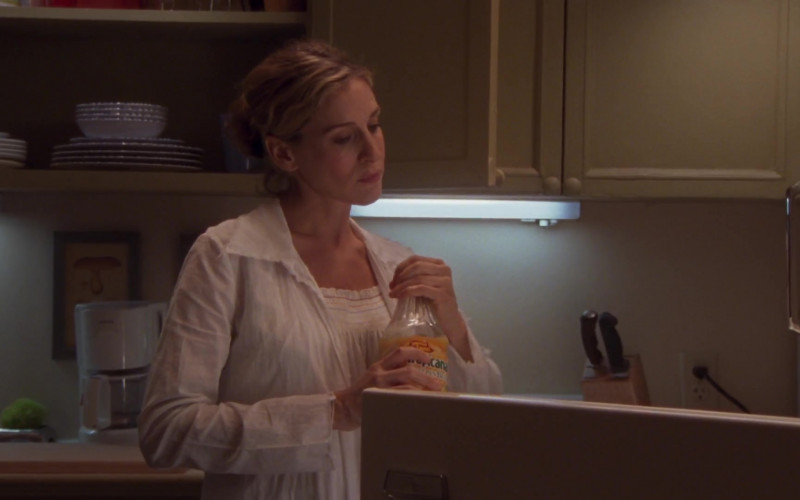 Tropicana Juice of Sarah Jessica Parker as Carrie Bradshaw in Sex and the City S05E08 "I Love a Charade" (2002)
