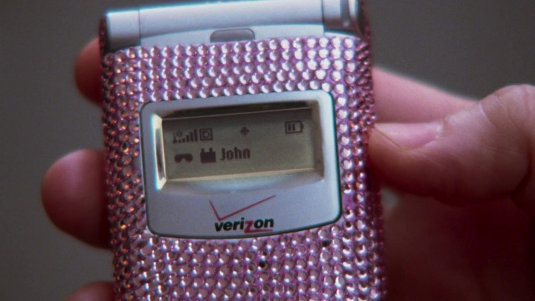 Verizon Mobile Phone of Sarah Jessica Parker as Carrie Bradshaw in Sex and the City S06E20 An American Girl In Paris (Part Deux) (2004)