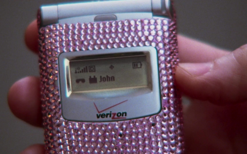 Verizon Mobile Phone of Sarah Jessica Parker as Carrie Bradshaw in Sex and the City S06E20 An American Girl In Paris (Part Deux) (2004)