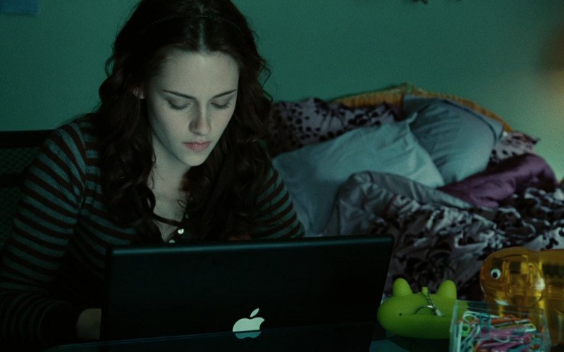 Apple MacBook Black Laptop Used by Kristen Stewart as Bella Swan in Twilight (2008)
