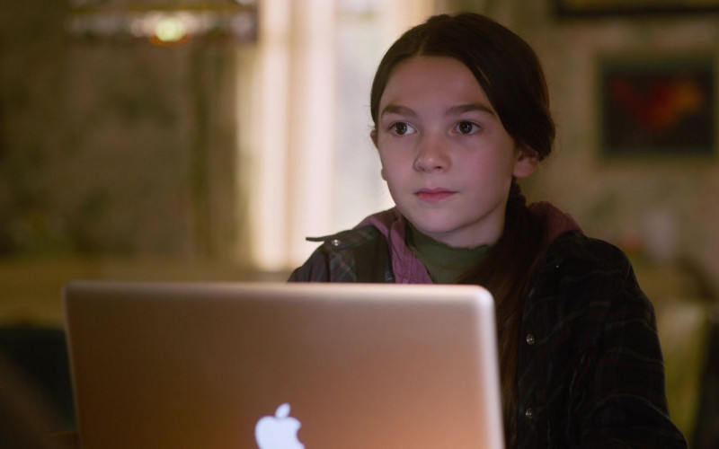 Apple MacBook Laptop Used by Brooklynn Prince as Hilde Lisko in Home Before Dark S02E04 (2)