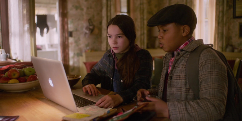 Apple MacBook Laptop Used by Brooklynn Prince as Hilde Lisko in Home Before Dark S02E04 (3)