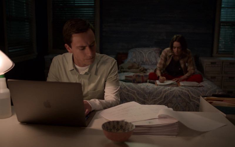 Apple MacBook Laptop Used by Keir Gilchrist as Sam Gardner in Atypical S04E02 Master of Penguins (2021)