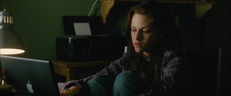 Apple MacBook Laptop Used by Kristen Stewart as Bella Swan in The Twilight Saga New Moon 2009 Movie (2)