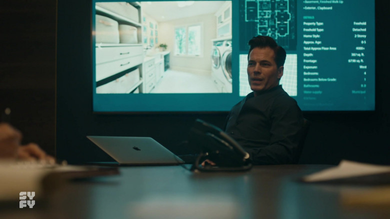Apple MacBook Laptop Used by Tim Rozon as Luke Roman in SurrealEstate S01E02 The Harvey (2021)