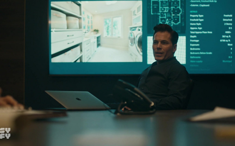 Apple MacBook Laptop Used by Tim Rozon as Luke Roman in SurrealEstate S01E02 The Harvey (2021)