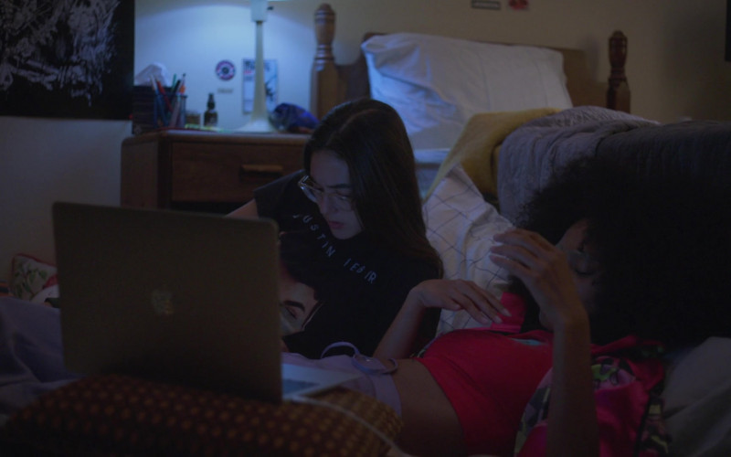 Apple MacBook Laptop in Betty S02E04 Sweet Tooth (2021)