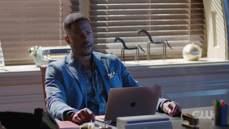 Apple MacBook Laptop in Dynasty S04E10 I Hate to Spoil Your Memories (2021)