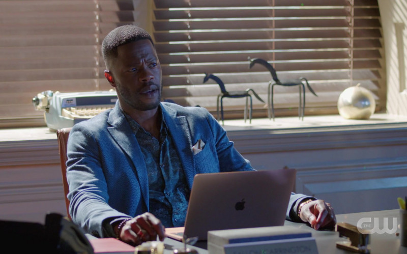 Apple MacBook Laptop in Dynasty S04E10 I Hate to Spoil Your Memories (2021)
