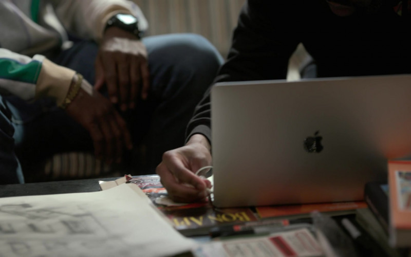 Apple MacBook Laptop in Flatbush Misdemeanors S01E08 (2)