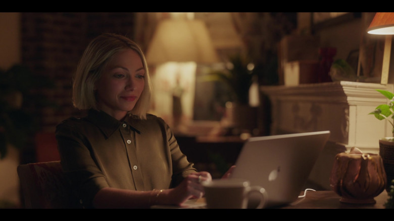 Apple MacBook Laptop in Gossip Girl S01E04 Fire Walk With Z (2021)