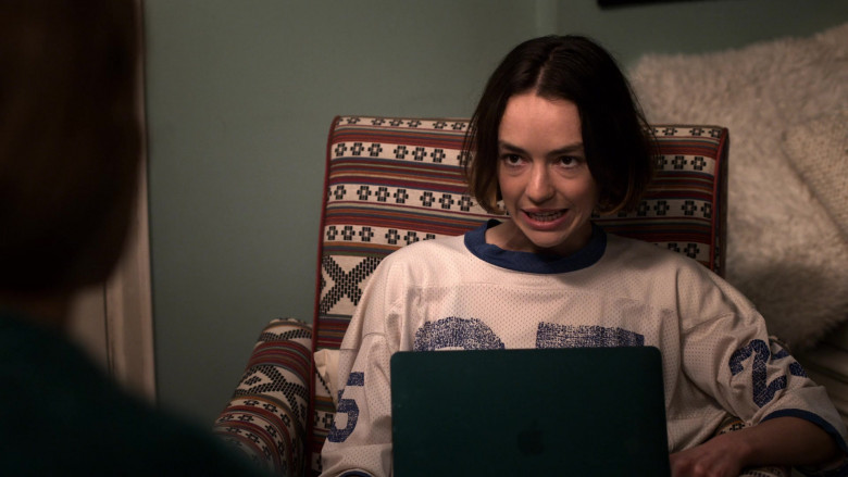 Apple MacBook Laptop of Brigette Lundy-Paine as Casey Gardner in Atypical S04E03 You Say You Want a Revolution (2021)