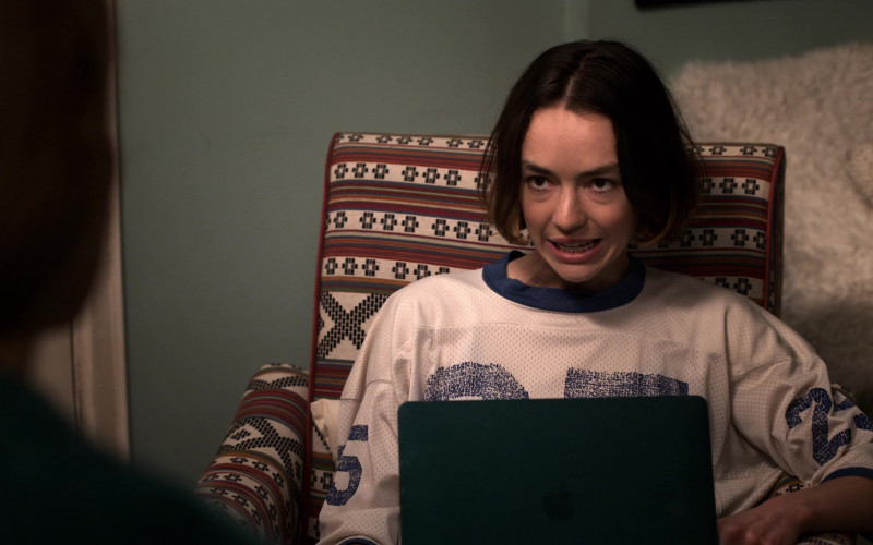 Apple MacBook Laptop of Brigette Lundy-Paine as Casey Gardner in Atypical S04E03 You Say You Want a Revolution (2021)