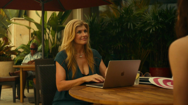 Apple MacBook Laptop of Connie Britton as Nicole Mossbacher in The White Lotus S01E02 TV Show 2021 (2)