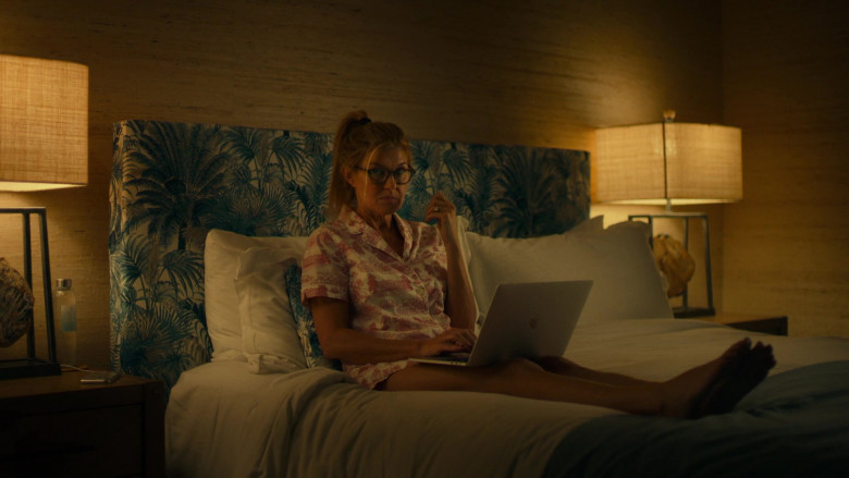 Apple MacBook Laptop of Connie Britton as Nicole Mossbacher in The White Lotus S01E02 TV Show 2021 (3)