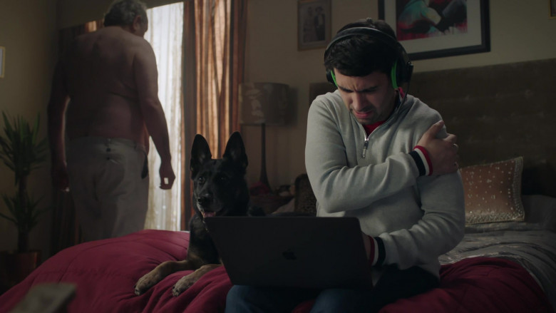 Apple MacBook Laptop of David Mumeni as Russell in Dead Pixels S02E06 FlanksYams (2021)