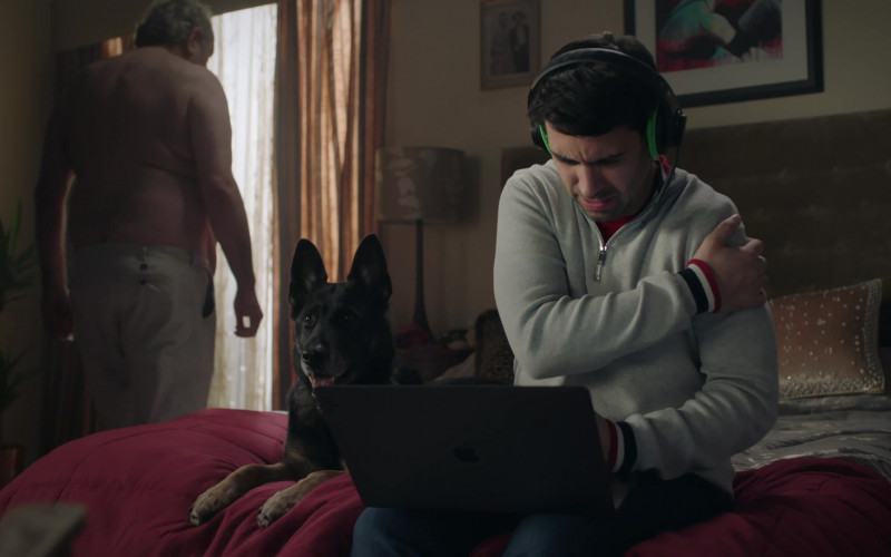 Apple MacBook Laptop of David Mumeni as Russell in Dead Pixels S02E06 FlanksYams (2021)
