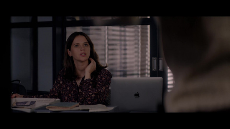 Apple MacBook Laptop of Felicity Jones as Ellie Haworth in The Last Letter from Your Lover 2021 Movie (1)