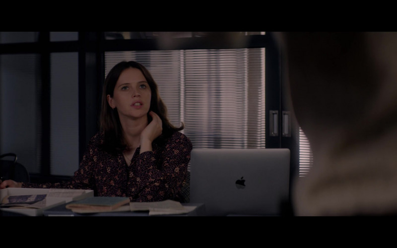 Apple MacBook Laptop of Felicity Jones as Ellie Haworth in The Last Letter from Your Lover 2021 Movie (1)