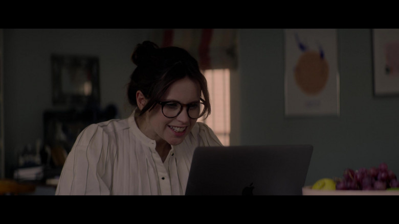 Apple MacBook Laptop of Felicity Jones as Ellie Haworth in The Last Letter from Your Lover 2021 Movie (2)