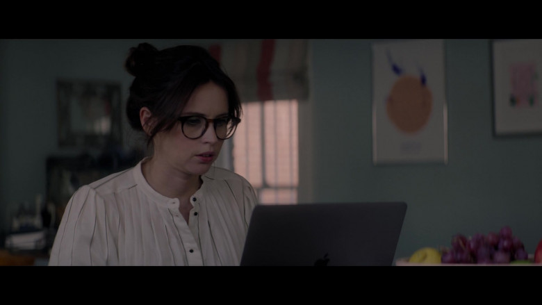 Apple MacBook Laptop of Felicity Jones as Ellie Haworth in The Last Letter from Your Lover 2021 Movie (3)