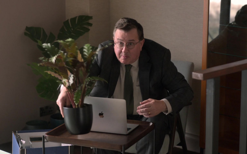 Apple MacBook Laptop of Jeremy Swift as Leslie Higgins in Ted Lasso S02E01 Goodbye Earl (2021)