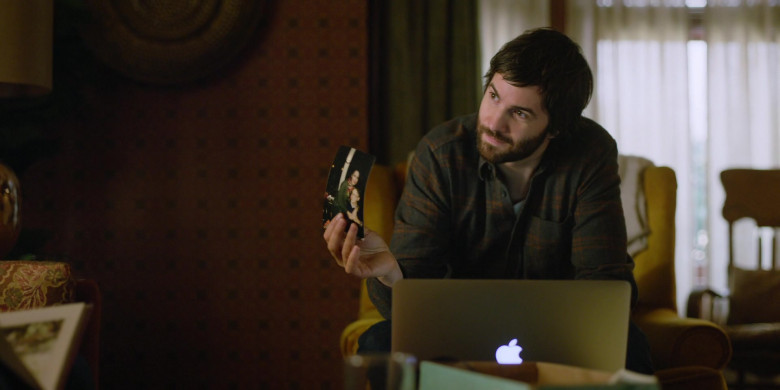 Apple MacBook Laptop of Jim Sturgess as Matthew Lisko in Home Before Dark S02E08 The Bad Guy (2021)