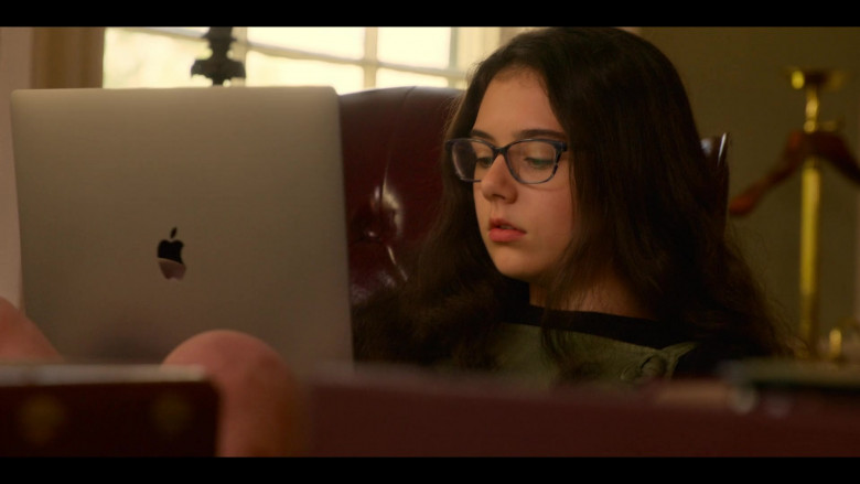 Apple MacBook Laptop of Julia Antonelli as Wheezie Cameron in Outer Banks S02E02 The Heist (2021)