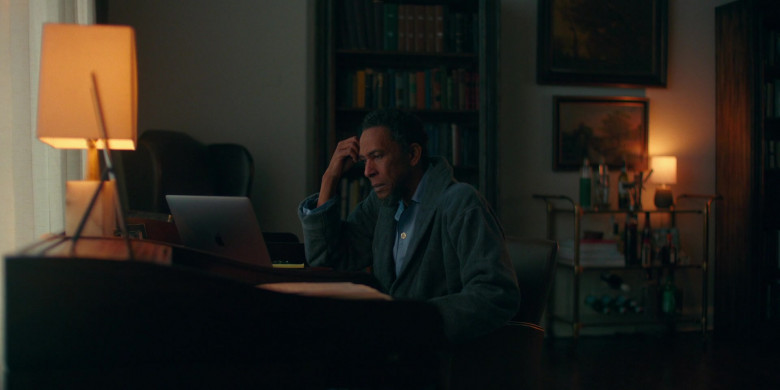 Apple MacBook Laptop of Ron Cephas Jones as Professor Roger Dashmiel in Lisey's Story S01E08 Lisey's Story (2021)