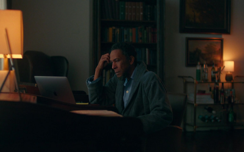 Apple MacBook Laptop of Ron Cephas Jones as Professor Roger Dashmiel in Lisey’s Story S01E08 Lisey’s Story (2021)