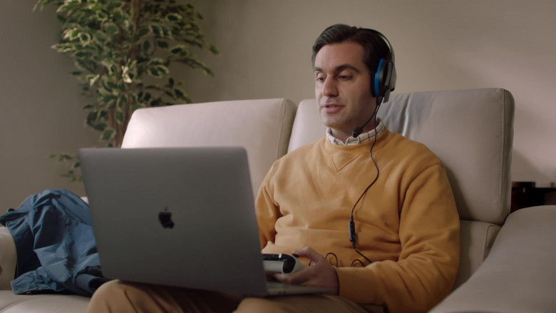 Apple MacBook Laptop of Sargon Yelda as Usman in Dead Pixels S02E04 Raid Boss (2021)