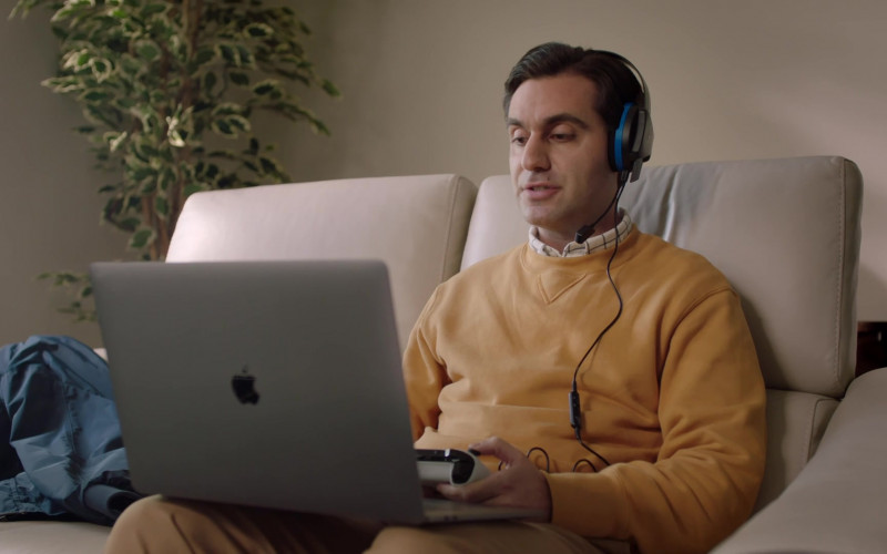 Apple MacBook Laptop of Sargon Yelda as Usman in Dead Pixels S02E04 Raid Boss (2021)
