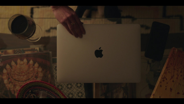 Apple MacBook Laptop of Tavi Gevinson as Kate Keller in Gossip Girl S01E01 TV Show 2021 (1)