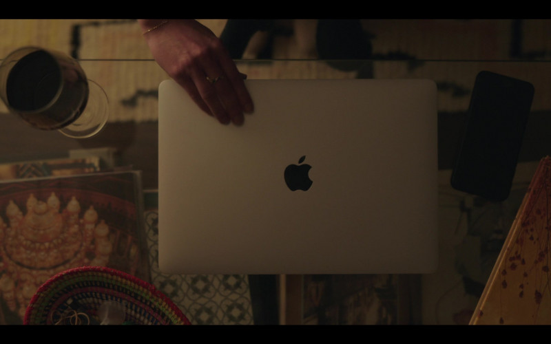 Apple MacBook Laptop of Tavi Gevinson as Kate Keller in Gossip Girl S01E01 TV Show 2021 (1)