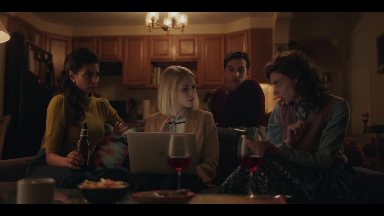 Apple MacBook Laptop of Tavi Gevinson as Kate Keller in Gossip Girl S01E01 TV Show 2021 (2)