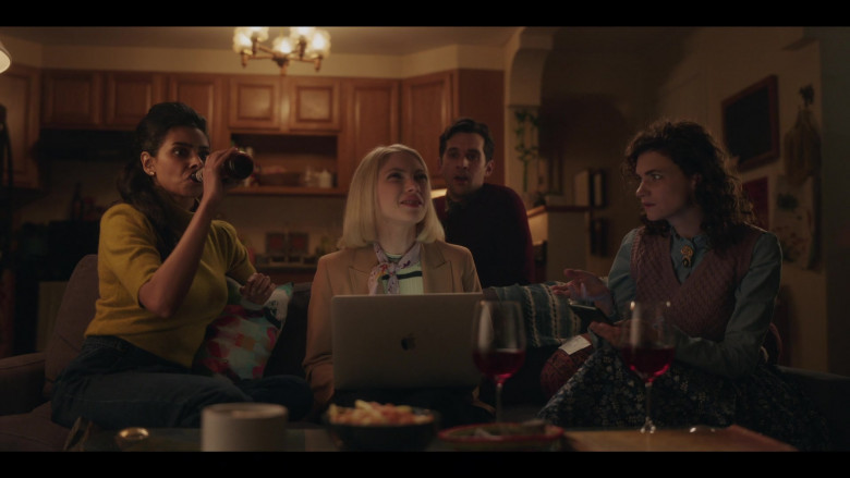 Apple MacBook Laptop of Tavi Gevinson as Kate Keller in Gossip Girl S01E01 TV Show 2021 (3)
