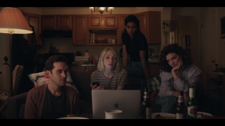 Apple MacBook Laptop of Tavi Gevinson as Kate Keller in Gossip Girl S01E01 TV Show 2021 (4)