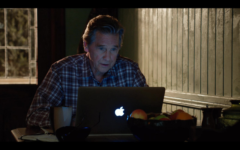 Apple MacBook Laptop of Tim Matheson as Vernon ‘Doc' Mullins in Virgin River S03E04 TV Show 2021 (1)