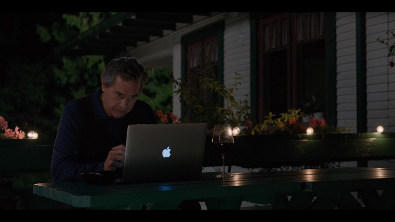 Apple MacBook Laptop of Tim Matheson as Vernon ‘Doc' Mullins in Virgin River S03E04 TV Show 2021 (2)