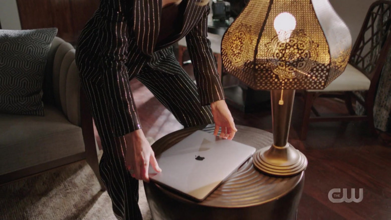 Apple MacBook Laptops in Dynasty S04E11 A Public Forum for Her Lies (1)