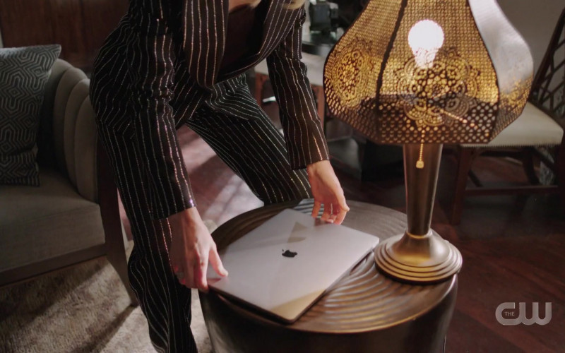 Apple MacBook Laptops in Dynasty S04E11 A Public Forum for Her Lies (1)