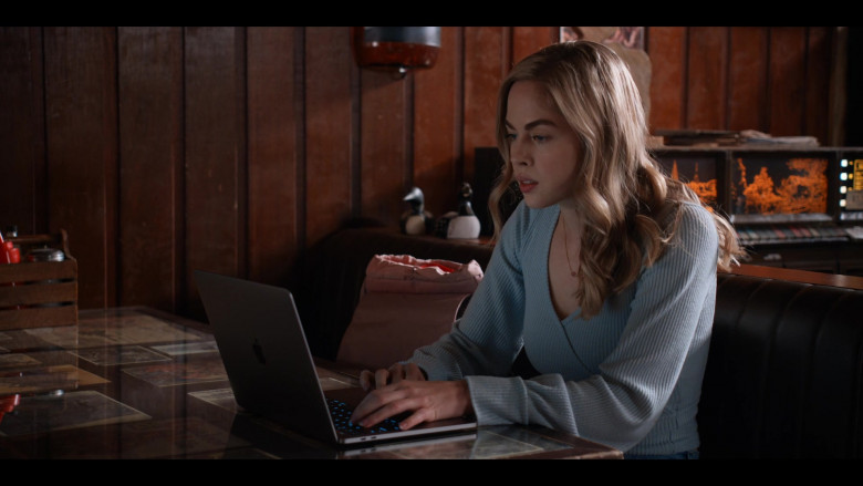 Apple MacBook Pro Laptop of Sarah Dugdale as Lizzie in Virgin River S03E07 Split (2021)