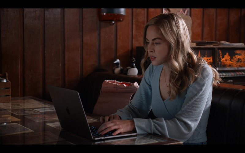 Apple MacBook Pro Laptop of Sarah Dugdale as Lizzie in Virgin River S03E07 Split (2021)