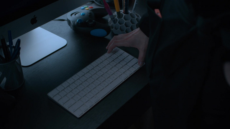 Apple iMac Computer in Evil S02E04 (2)
