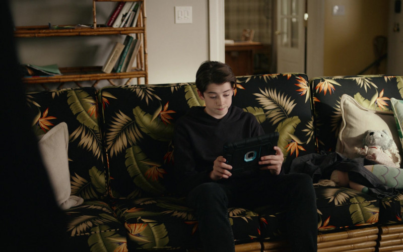 Apple iPad Tablet of Braxton Bjerken as Kenny Boland in Good Girls S04E14 Thank You for Your Support (2021)