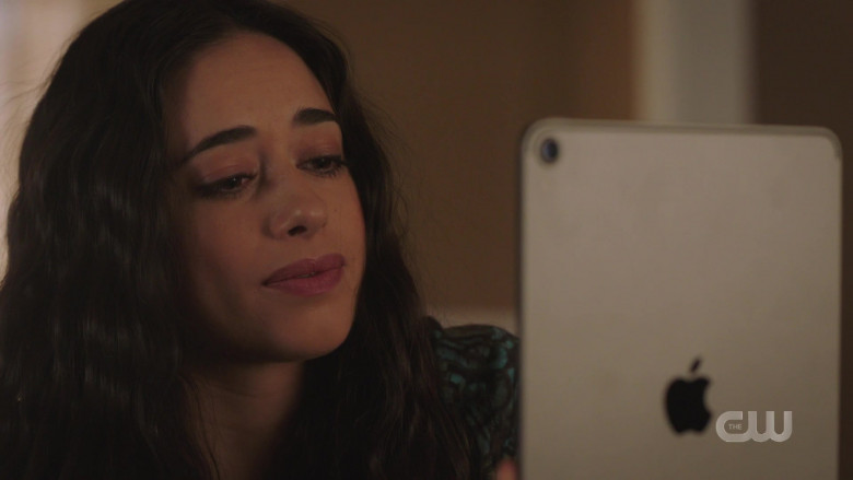 Apple iPad Tablet of Jeanine Mason as Liz Ortecho in Roswell, New Mexico S03E01 Hands (2)